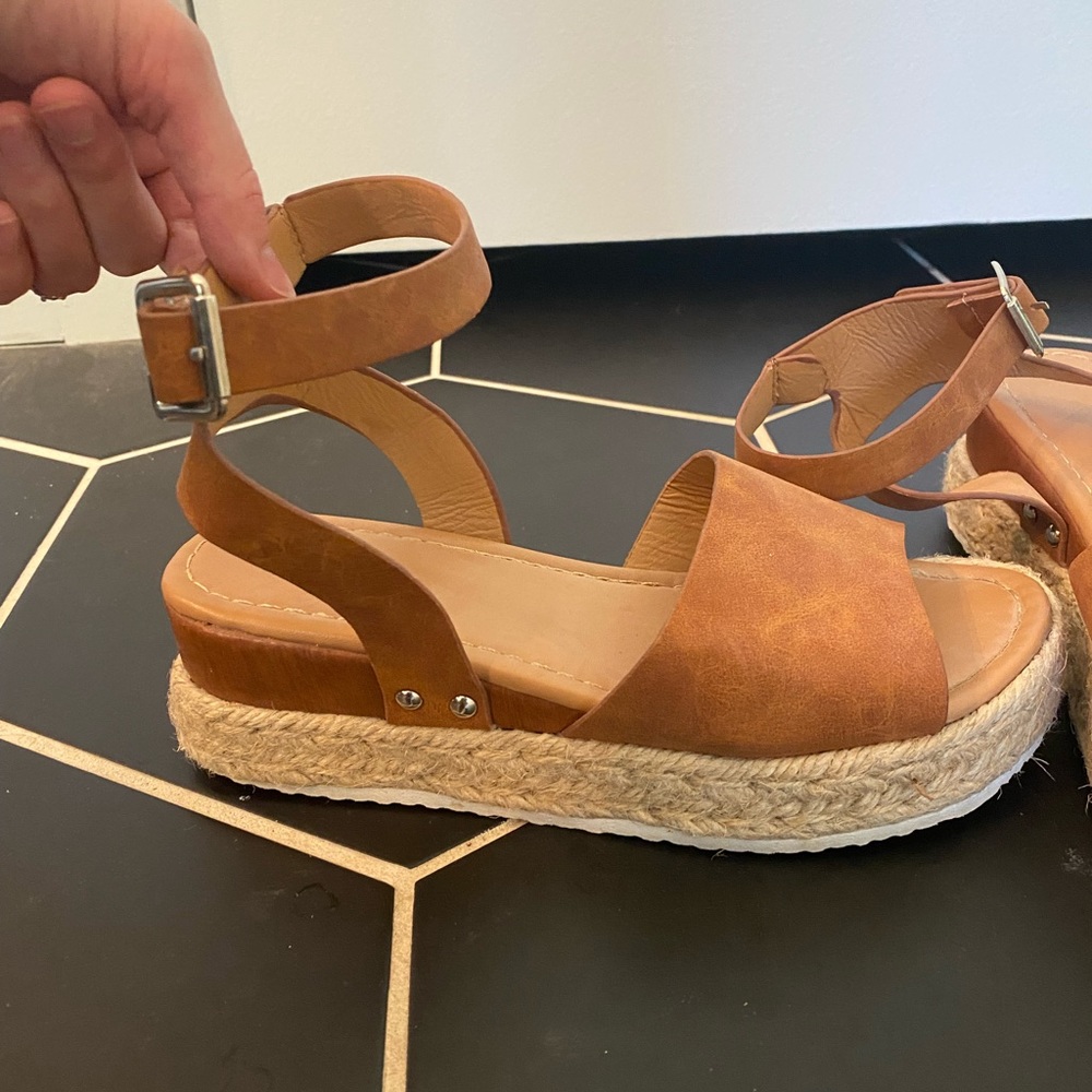 Lightweight faux leather platform sandals